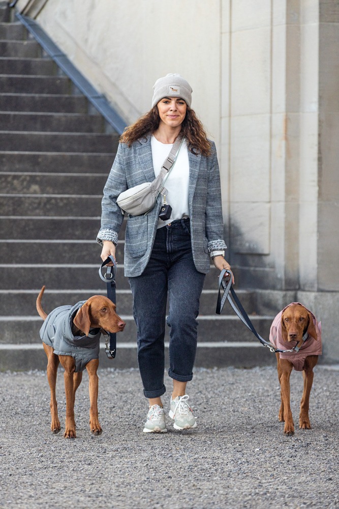 Die LeMira Hundeschule zeigt, wie wichtig ein Leinen-Training für Hunde und den Alltag ist.